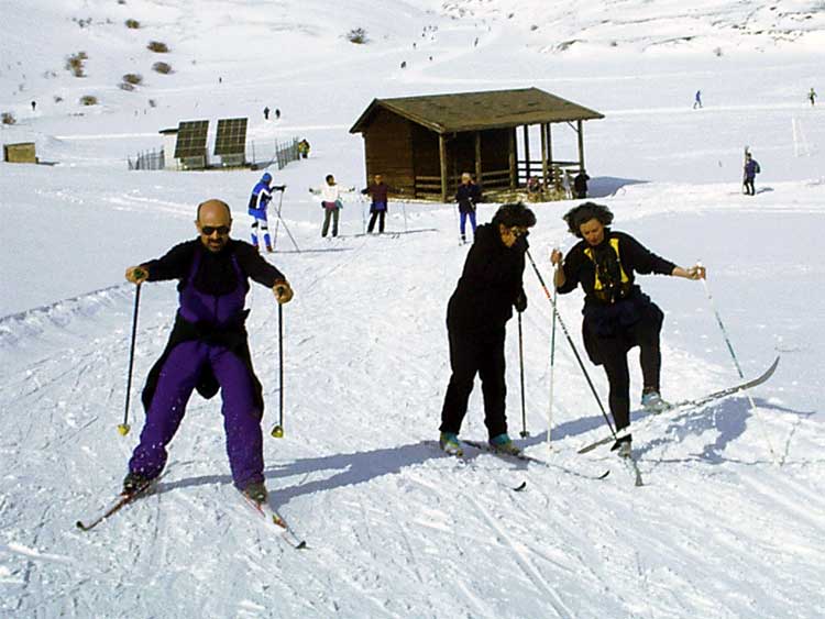 Mentre Antonio vola sugli sci, c'è chi è bloccato da un malloppo di neve che si è attaccata sotto.