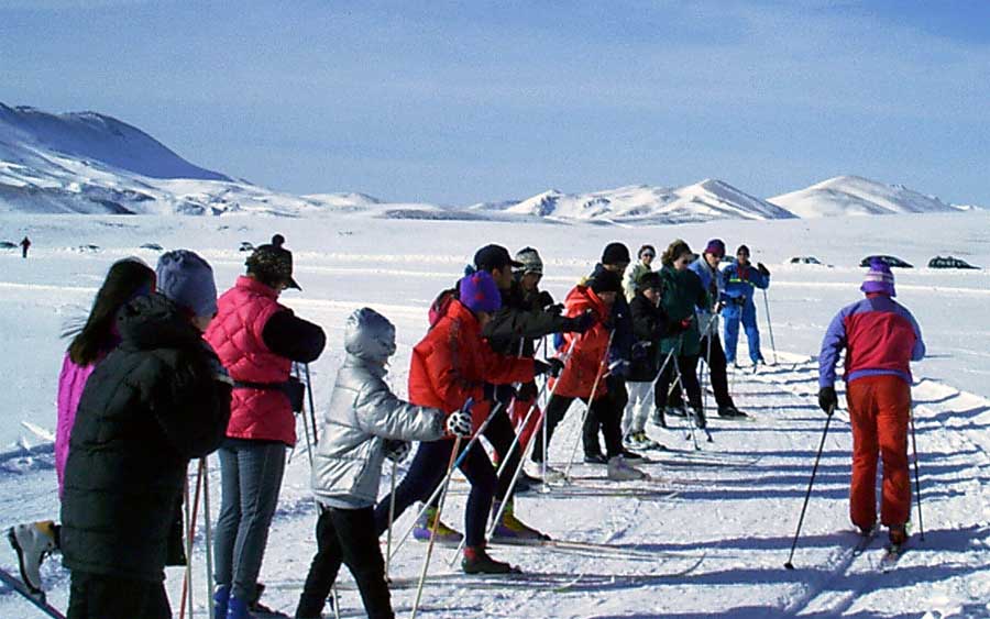 Tutti provano da fermo a slanciare  uno sci