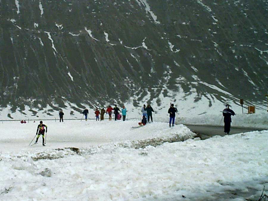 In basso a destra potete vedere le zone in cui la neve ha ceduto il posto all'acqua