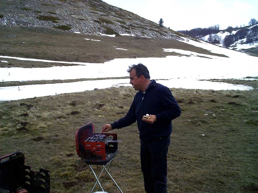 Carlo sembra un po' stanco di girare salsicce e ha ben ragione.