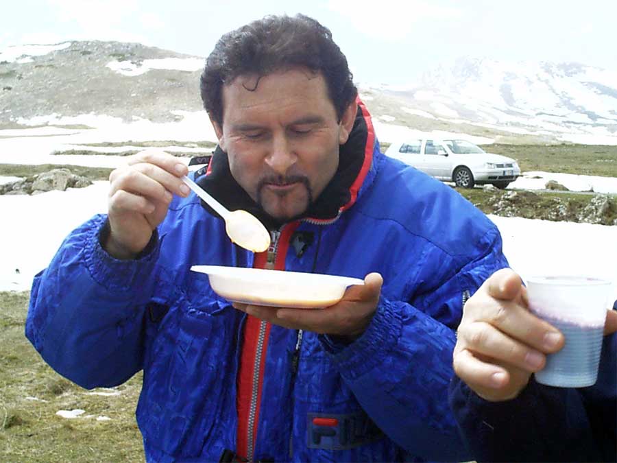 Tommaso sembra in estasi. La mano col bicchiere è di Bruno.