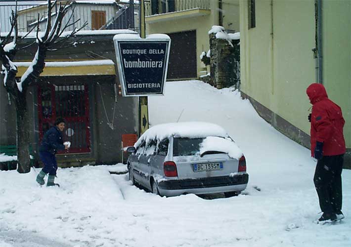 Rita ha avviato una produzione di confetti di neve ! 